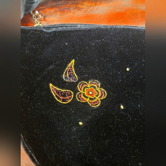 SO Ladies Black Velvet Hand/ Shoulder Purse Embroidered With Roses - Picture 8 of 16
